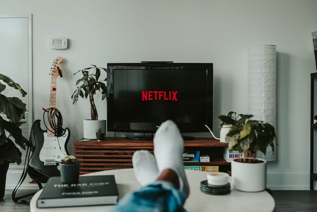 Une personne écoute netflix