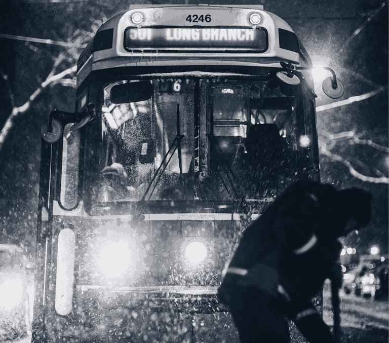 travailleur de nuit devant un train