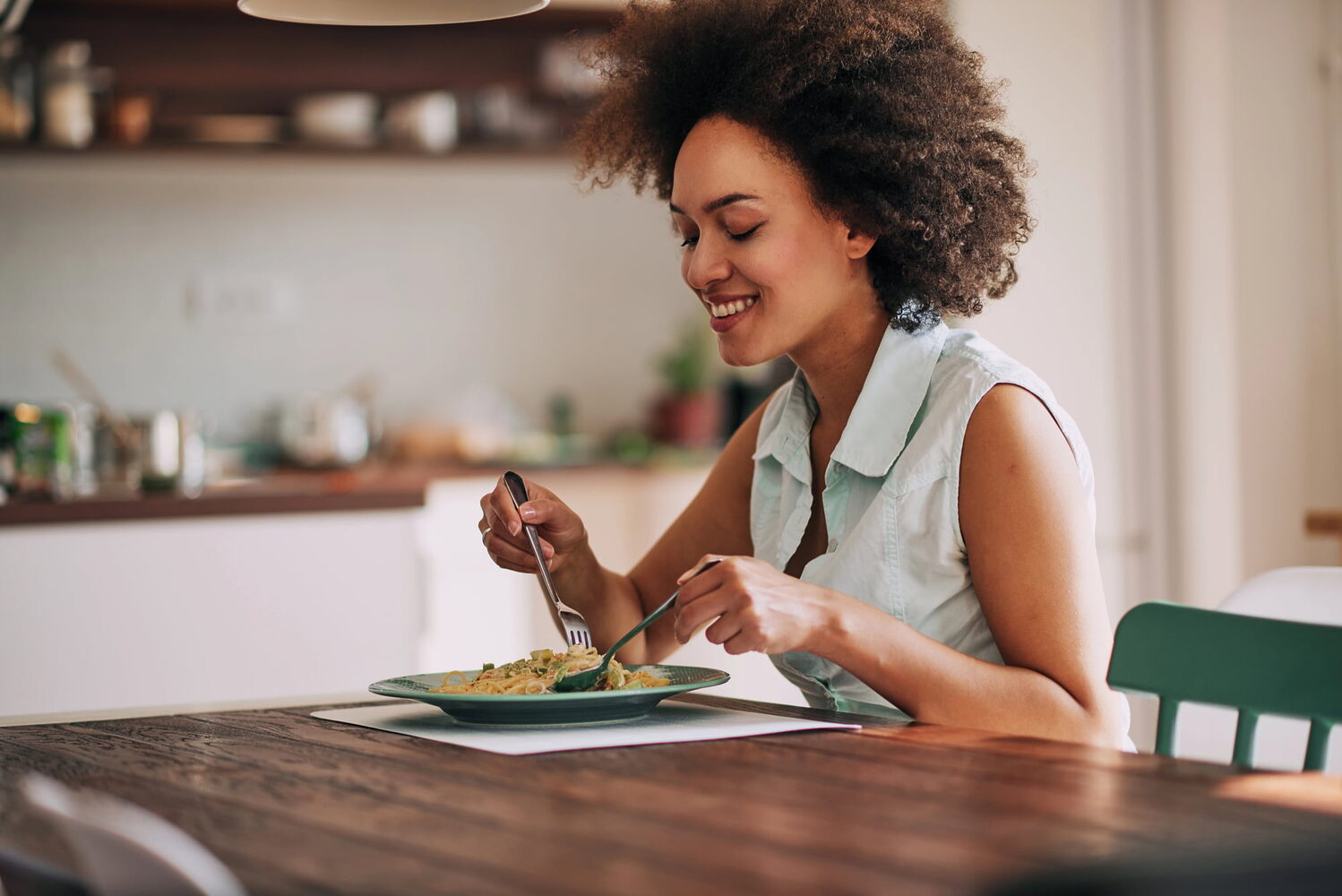femme diabète mange un repas équilibré dans sa cuisine