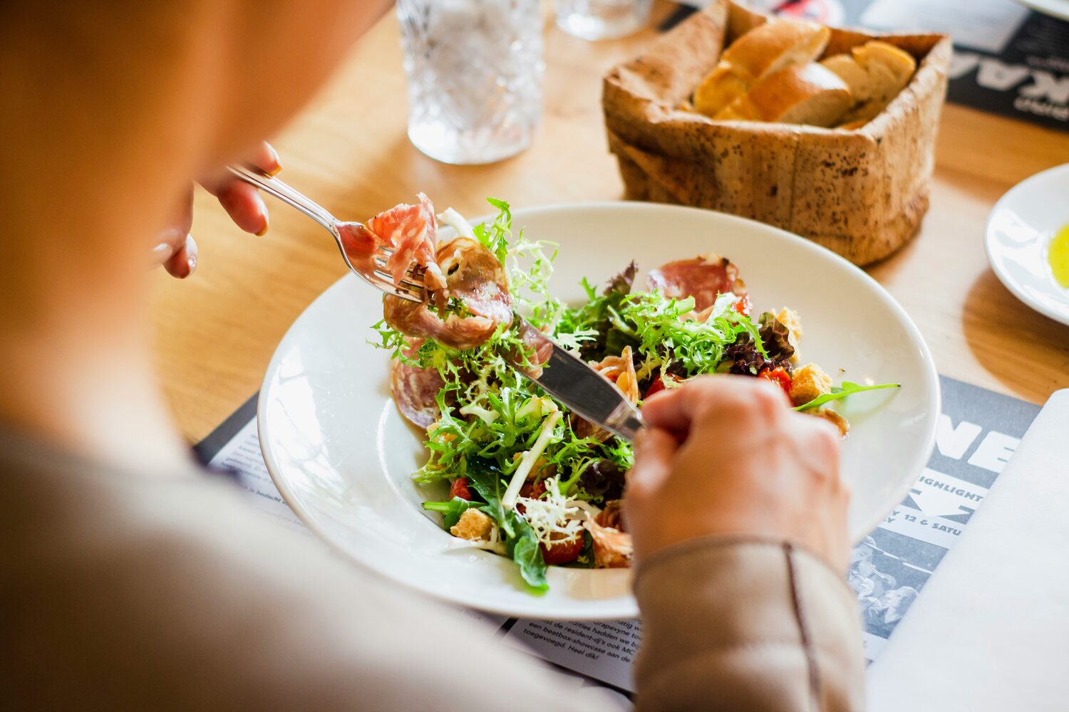 personne qui mange un plat végétarien pour réduire ses triglycérides