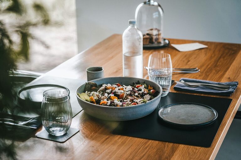 table avec bol repas et bouteille d'eau cholestérol