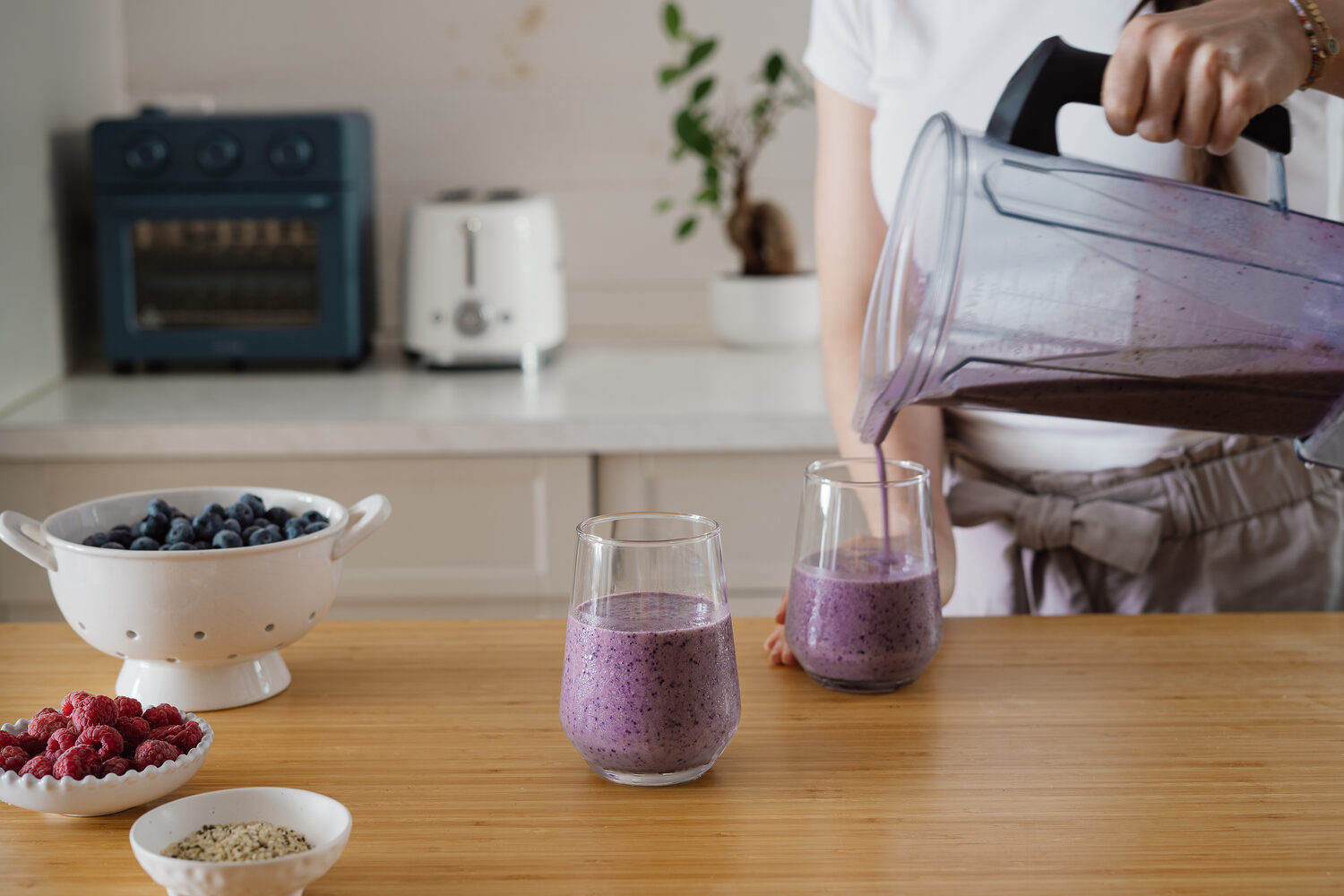 marie-eve caplette prépare un smoothie rassasiant dans sa cuisine