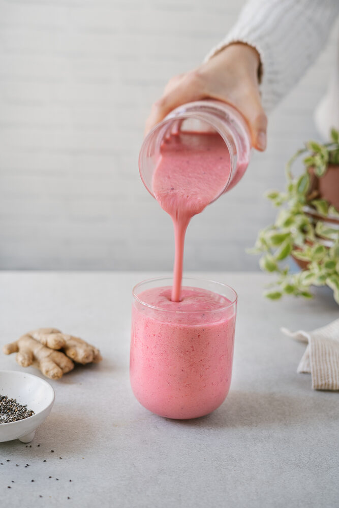 smoothie rassasiant aux fraises marie-eve caplette nutritionniste verse dans un verre