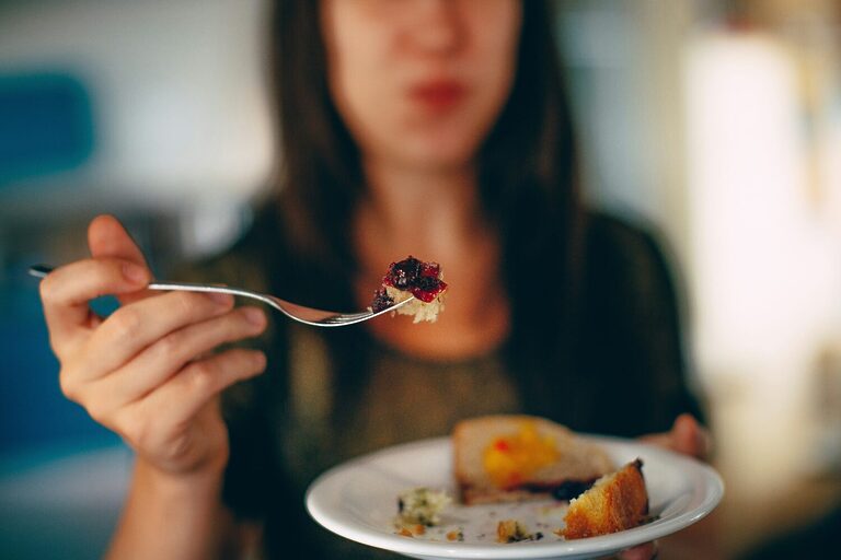 femme qui mange un dessert diabète prédiabète