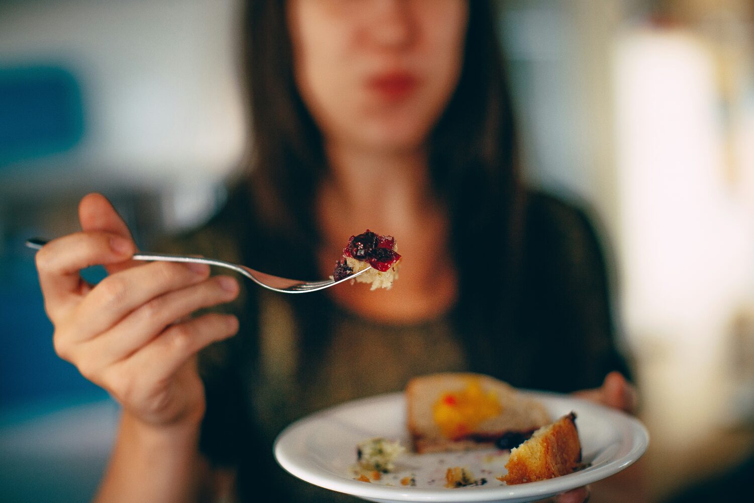 femme qui a recu un diagnostic de prédiabète et qui mange un gâteau